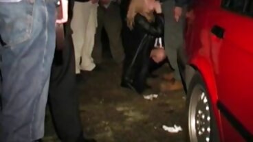 Blond MILF Magnifique pokazuje wspaniałe ciało w basenie erotyczne filmy online