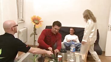 Reality Kings: Ruchanie w dupę Ginebry Bellucci na łóżku z różami na darmowe filmy erotyczne 69 PornHD