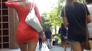 Chłopiec z autobusem do nadziewania piłek to niezbędne narzędzie filmiki erotik do pływania w basenie bez krawędzi!